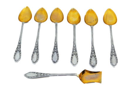 Conjunto de seis colheres de café e pá de açúcar em prata com conchas douradas e relevos florais.